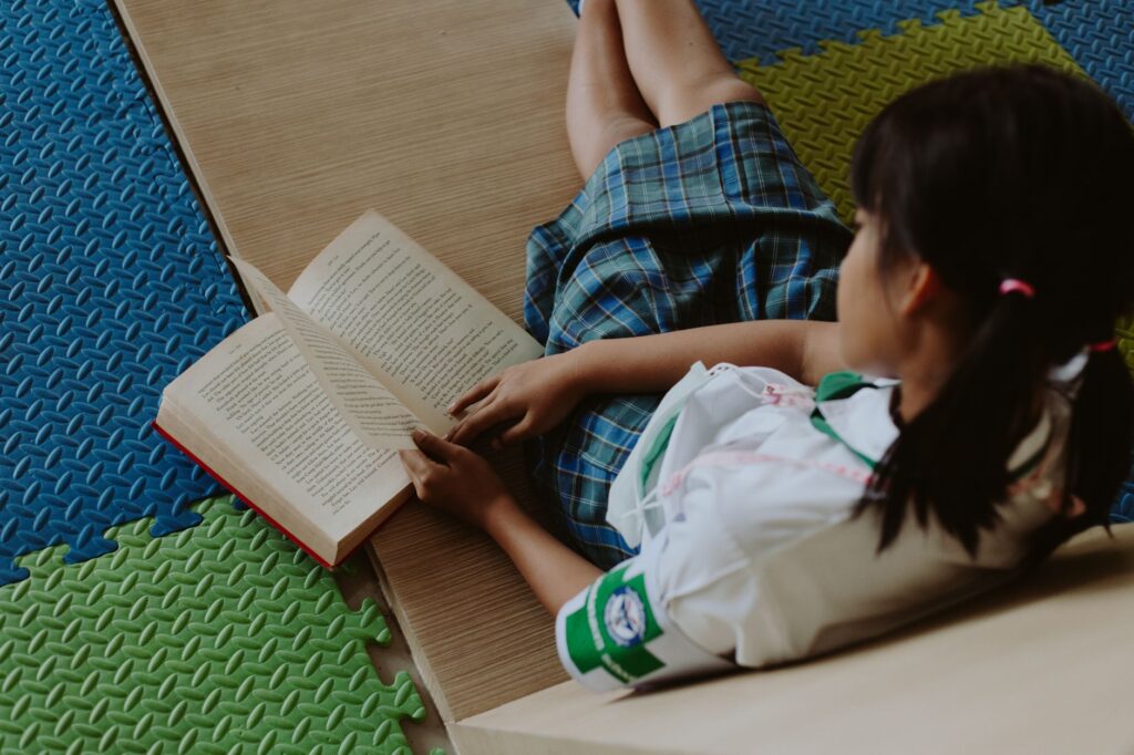 Amy Carter reading at the White House as a child