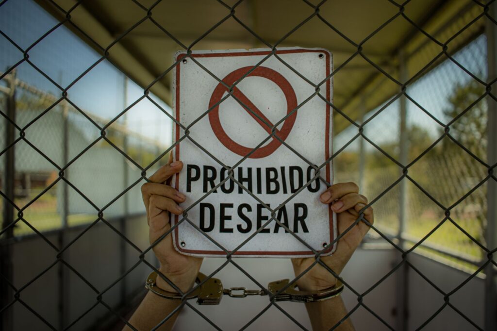 person looking fearful in a public place as a human trafficking warning sign