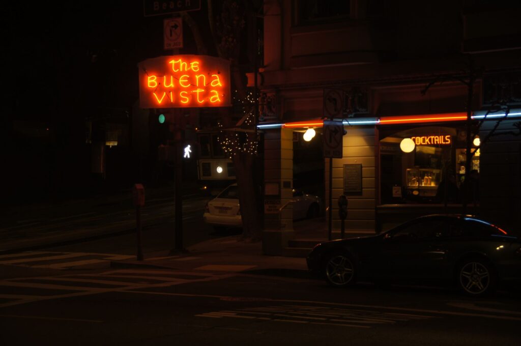 people drinking at a San Francisco bar representing the city with the highest alcohol consumption in California