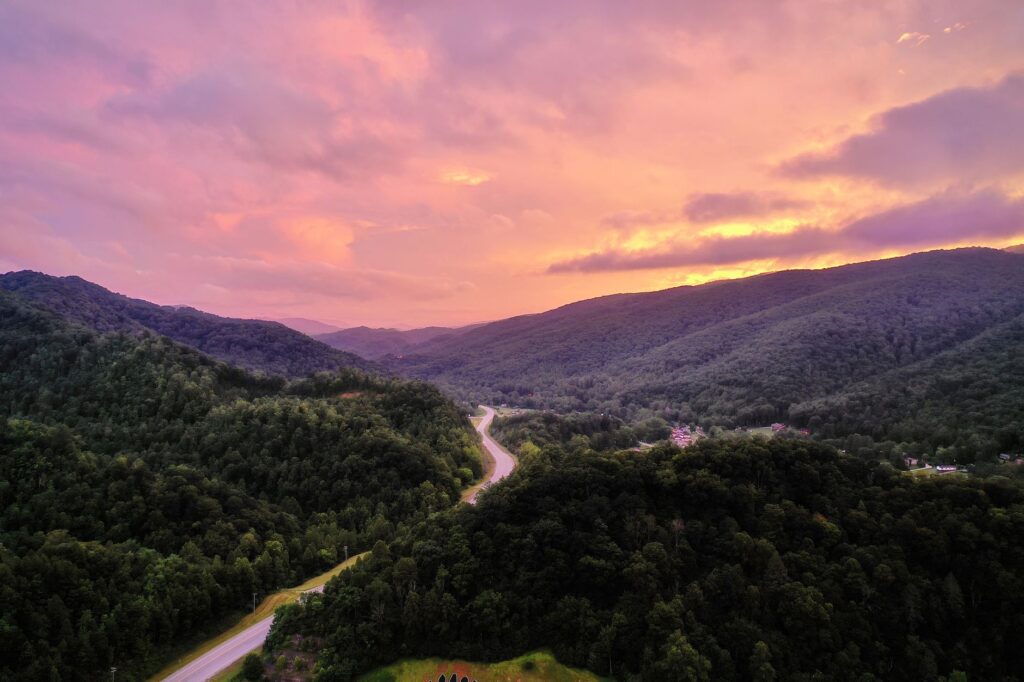 street view of a small Kentucky Appalachian town related to high divorce rate trends